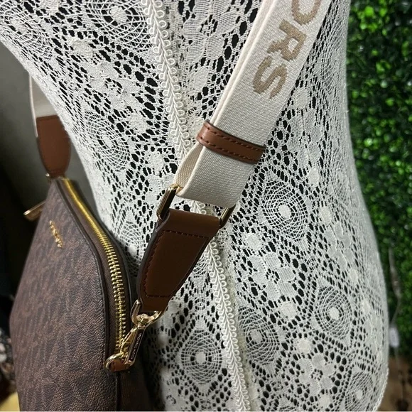 MICHAEL KORS | Cindy Large Dome Crossbody w/ Wide Strap - Picture 5 of 6